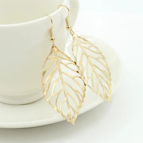 ✨$3w/bundle!✨ Leaf earrings - Picture 2 of 2